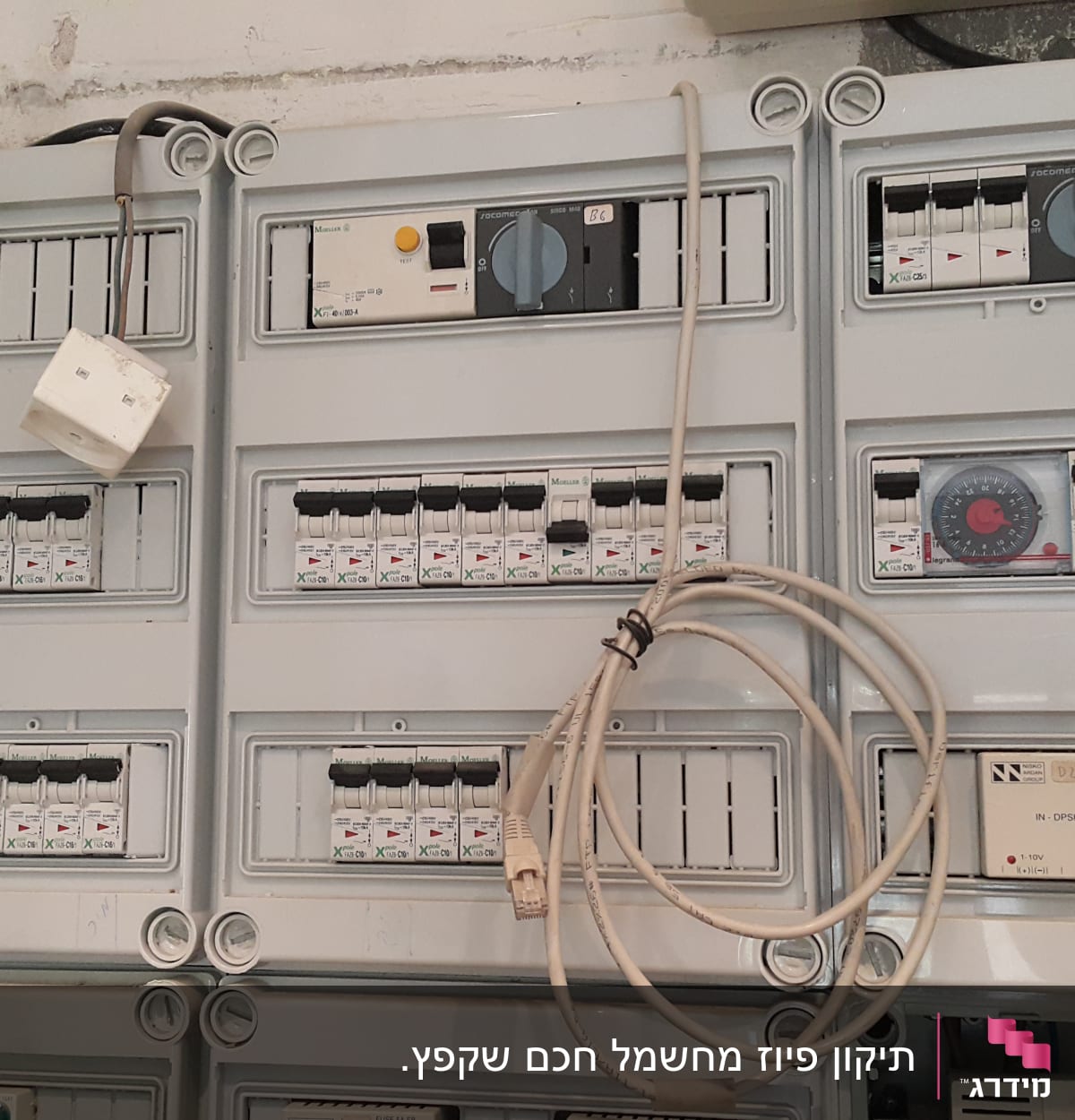 לוח חשמל עם מפסקים וחוטים